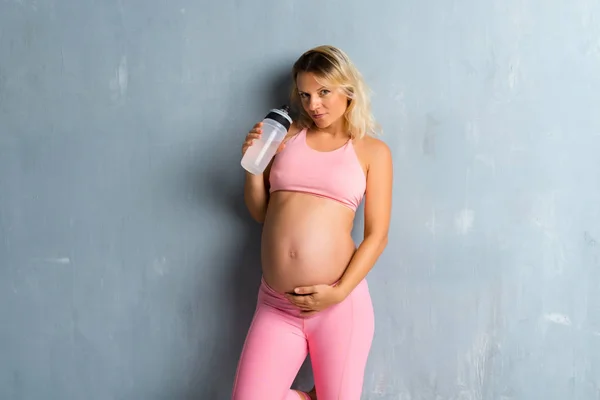 Blonde Schwangere Frau Treibt Sport Mit Einer Flasche Wasser — Stockfoto