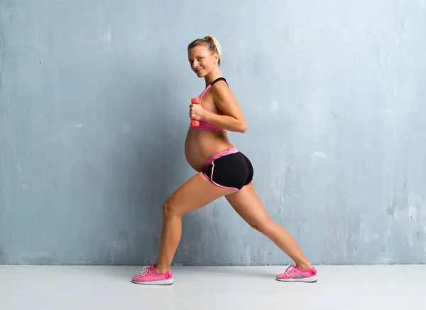 Donna Incinta Bionda Che Sport Facendo Sollevamento Pesi — Foto Stock