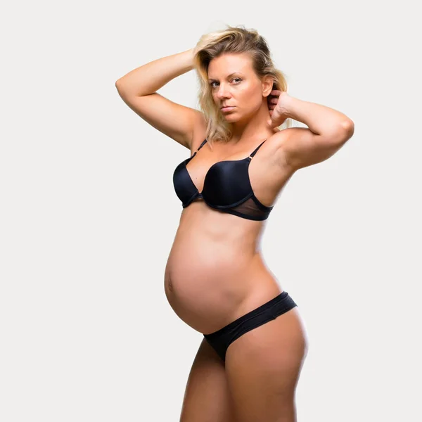 Ξανθιά Έγκυος Γυναίκα Στο Εσωρούχων Απομονωμένες Γκρι Φόντο — Φωτογραφία Αρχείου