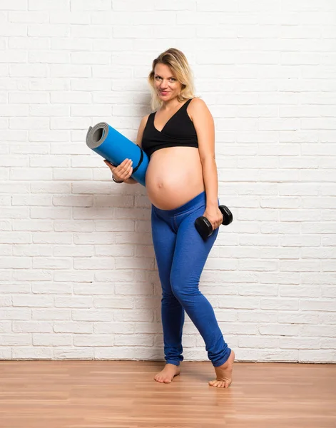 Sport Blonde Femme Enceinte Faisant Exercice Intérieur Avec Tapis — Photo