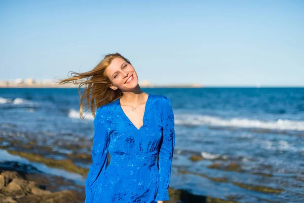 Szczęśliwa Młoda Kobieta Blondynki Plaży — Zdjęcie stockowe