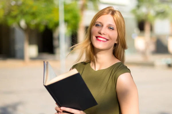 Hübsches Junges Teenager Mädchen Das Draußen Ein Buch Hält Und — Stockfoto