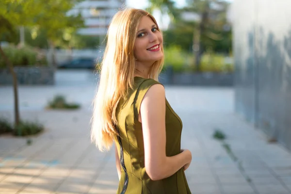 Muito Jovem Adolescente Menina Sorrindo Com Uma Expressão Doce — Fotografia de Stock