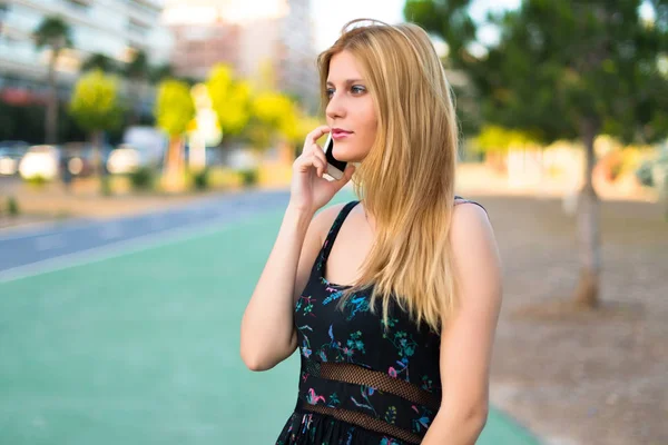 Bastante Joven Adolescente Chica Parque Mantener Una Conversación Con Teléfono —  Fotos de Stock