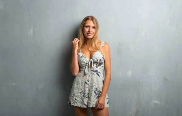 Szőke Fiatal Lány Textúrázott Háttérre — Stock Fotó