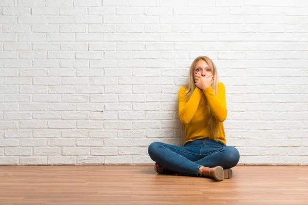 Junges Mädchen Das Auf Dem Boden Sitzt Und Den Mund — Stockfoto