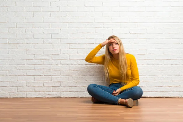 Junges Mädchen Sitzt Auf Dem Boden Und Schaut Mit Der — Stockfoto