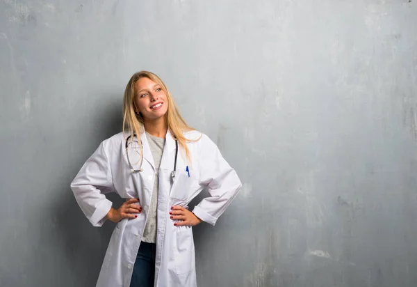 Mladý Doktor Žena Pózuje Rukama Kyčli Směje — Stock fotografie