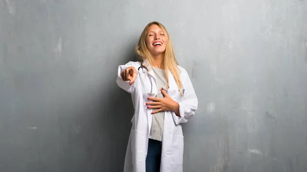 Mladý Lékař Žena Ukazující Prstem Někoho Hodně Smíchu — Stock fotografie