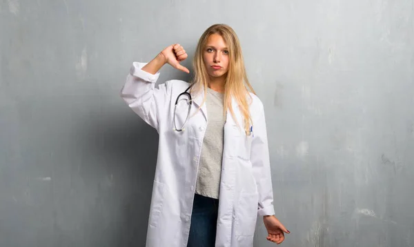 Ung Läkare Kvinna Visar Tummen Ner Skylten Med Negativa Uttryck — Stockfoto