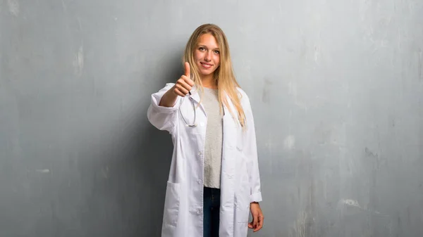 Mladý Doktor Žena Dává Palec Nahoru Gesto Usmívá — Stock fotografie