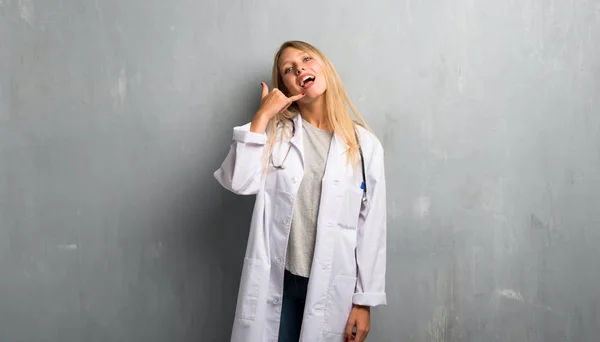 Unga Läkare Kvinna Gör Telefonen Gest Kalla Mig Tillbaka Tecken — Stockfoto