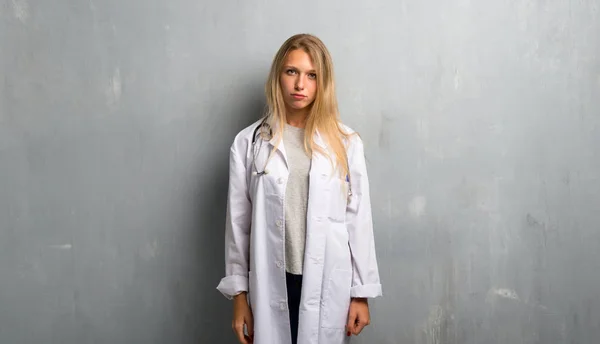 Mujer Doctora Joven Con Expresión Triste Deprimida Gestos Serios — Foto de Stock