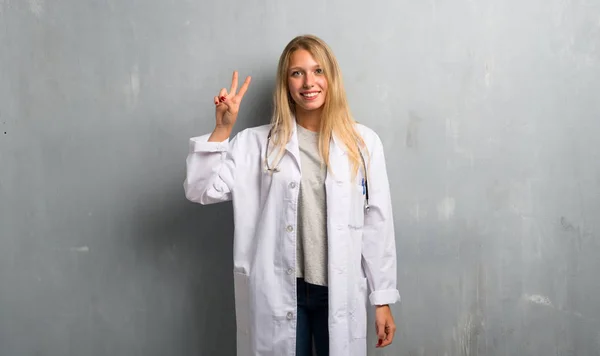Молода Лікарка Щаслива Рахує Двох Пальцями — стокове фото