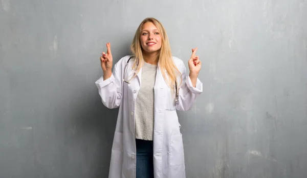 Mladý Lékař Žena Prsty Křížení Chtějí Nejlepší — Stock fotografie