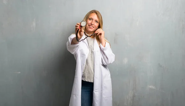 Unga Läkare Kvinna Med Stetoskop — Stockfoto