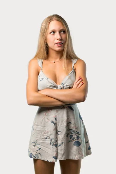 Junge Blonde Frau Mit Zweifeln Und Mit Verwirrtem Gesichtsausdruck Während — Stockfoto