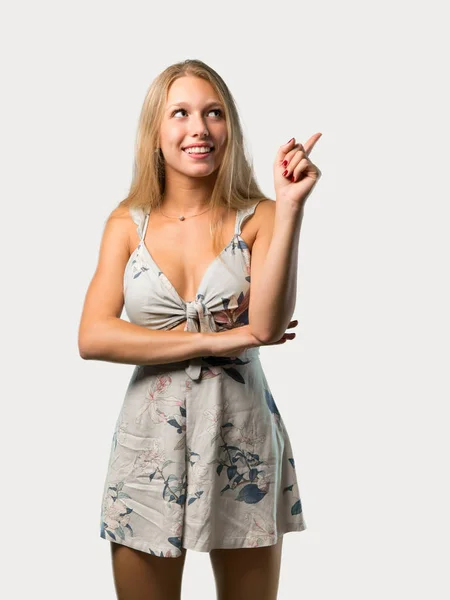 Junge Blonde Frau Zeigt Mit Dem Zeigefinger Auf Eine Großartige — Stockfoto