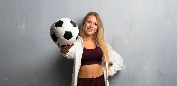 Молодая Спортсменка Держит Футбольный Мяч — стоковое фото