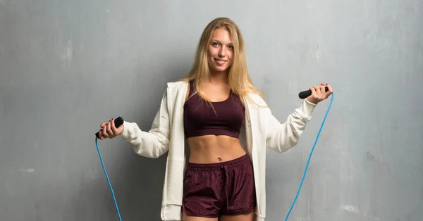 Joven Mujer Deportiva Con Cuerda Salto —  Fotos de Stock