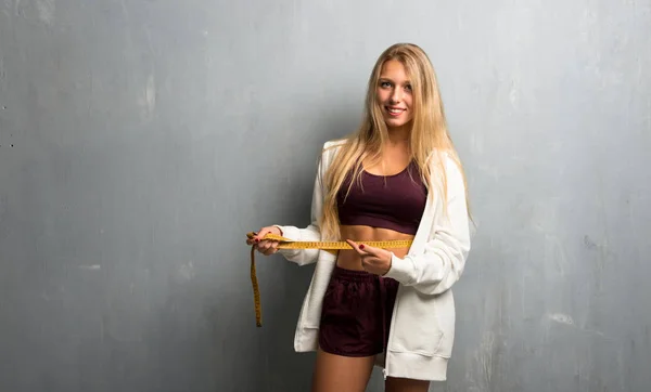 Ung Sport Kvinna Med Måttband — Stockfoto