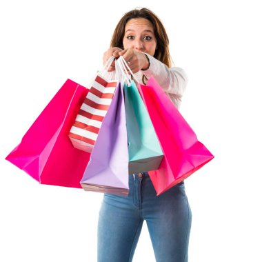 birçok alışveriş torbaları ile kız