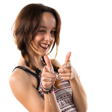 Genç kız öne işaret