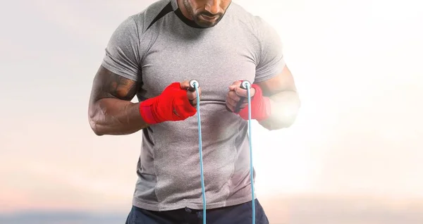 Hombre Deportivo Fuerte Con Cintas Boxeo Con Cuerda Salto Fondo — Foto de Stock