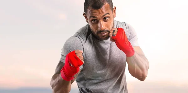 Forte Homem Esporte Com Fitas Boxe Lutando Fundo Por Sol — Fotografia de Stock