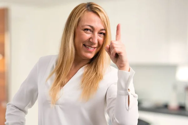 Mujer Rubia Mediana Edad Con Camisa Blanca Mostrando Levantando Dedo — Foto de Stock