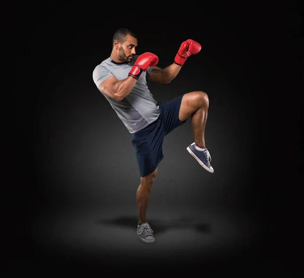 Hombre Fuerte Deporte Con Guantes Boxeo Luchando Sobre Fondo Negro — Foto de Stock