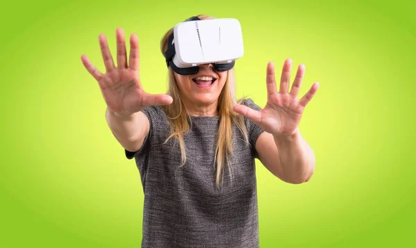 Mujer Rubia Mediana Edad Usando Gafas Experiencia Realidad Virtual Sobre — Foto de Stock