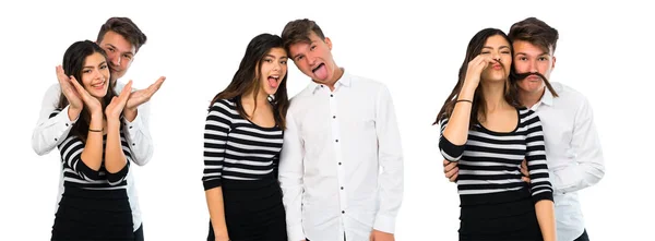 面白い顔を持つカメラで舌を示す若いカップルのコラージュ — ストック写真