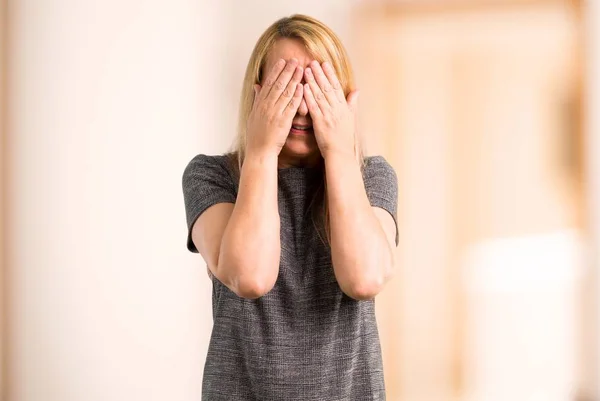 Donna Bionda Mezza Età Con Abito Grigio Che Copre Gli — Foto Stock