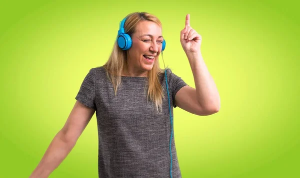 Blonde Vrouw Van Middelbare Leeftijd Muziek Met Een Hoofdtelefoon Beluisteren — Stockfoto