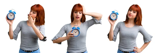 ビンテージの目覚まし時計を保持している若い赤毛の女の子のセット — ストック写真