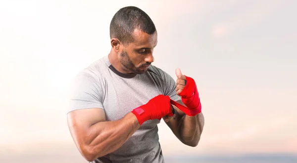 Forte Uomo Sportivo Mettere Nastri Boxe Sfondo Tramonto — Foto Stock