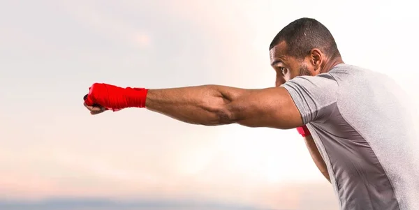 Forte Uomo Sportivo Con Nastri Boxe Che Combattono Sullo Sfondo — Foto Stock
