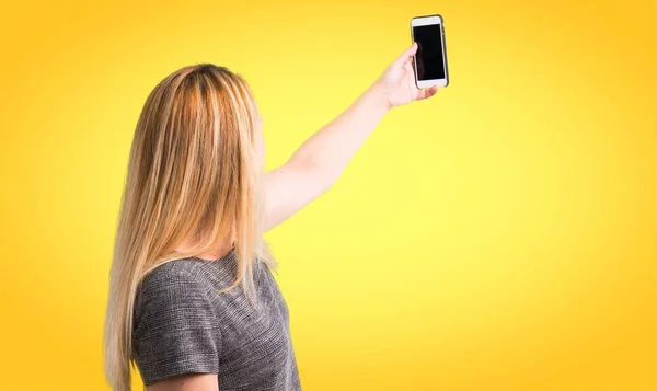 Mujer Rubia Mediana Edad Tomando Una Selfie Con Móvil Sobre —  Fotos de Stock