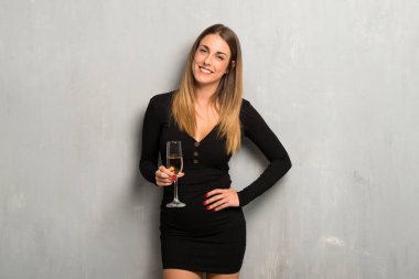 Kadın silah, kalça ile yeni yıl 2019 poz kutluyor şampanya ile