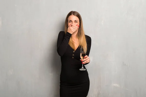 Vrouw Met Champagne Vieren Nieuwjaar 2019 Lachen — Stockfoto