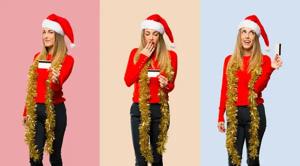 Blond Žena Oblečená Pro Vánoční Svátky Držení Platební Karty Překvapil — Stock fotografie