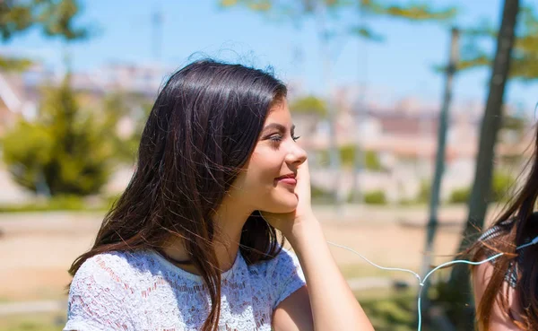 Joven Dos Amigos Niñas Escuchando Música Con Auriculares Parque — Foto de Stock