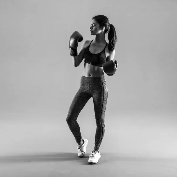 Junges Sportmädchen Mit Boxhandschuhen — Stockfoto