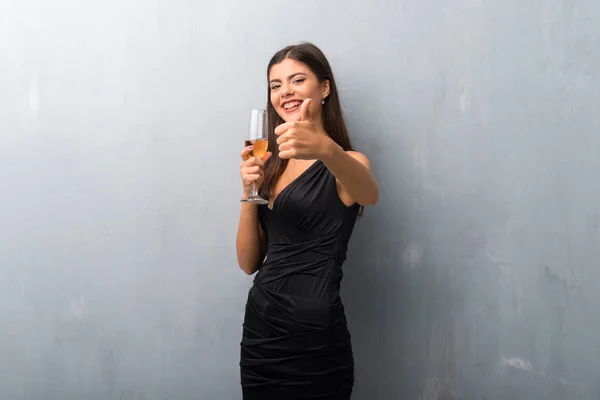 Девочка Подросток Шампанским Празднует Новый 2019 Год Показывая Большой Палец — стоковое фото
