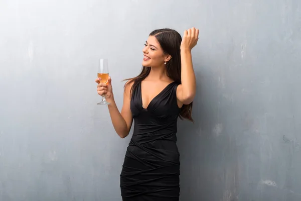 Ragazza Adolescente Con Champagne Che Celebra Nuovo Anno 2019 Ascoltando — Foto Stock