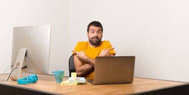 Laptot şüpheleri Laterallerin işaret eden bir ofiste çalışan adam
