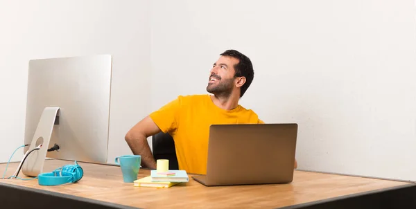 Hombre Trabajando Con Laptot Una Oficina Posando Con Los Brazos —  Fotos de Stock