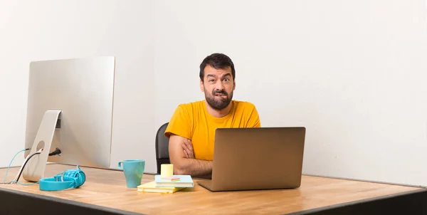 Hombre Trabajando Con Laptot Una Oficina Con Expresión Cara Confusa — Foto de Stock