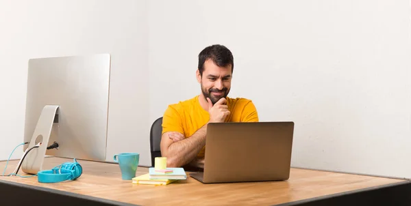 Homme Travaillant Avec Laptot Dans Bureau Souriant Regardant Vers Avant — Photo